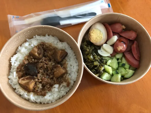 台式烤香腸拌肉燥蛋飯