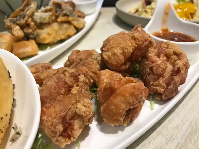 美式香辣炸雞配帕馬森芝士及黑松露醬薯條