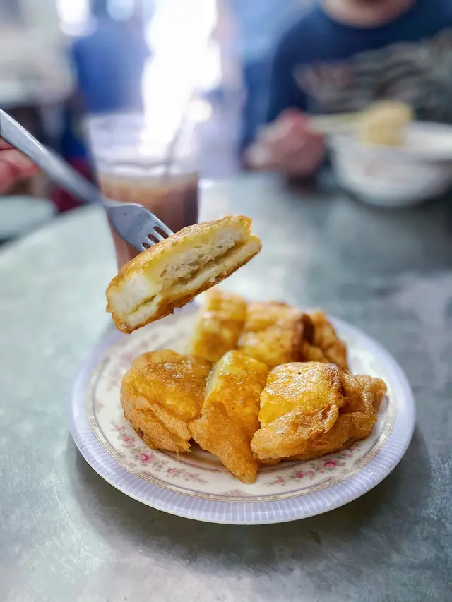 西多士標榜唔使落糖漿，因為入邊嘅咖央味好突出，食到小小椰香，淨係普通牛油已經同西多士好夾