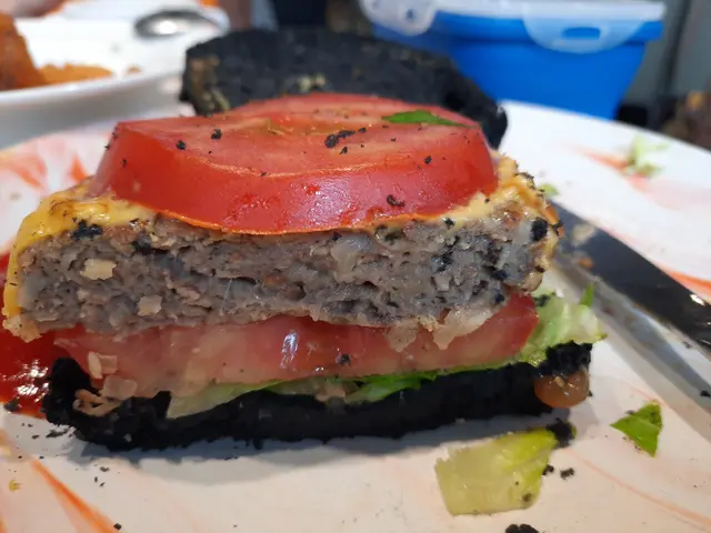 安格斯牛肉手工竹炭漢堡配脆薯