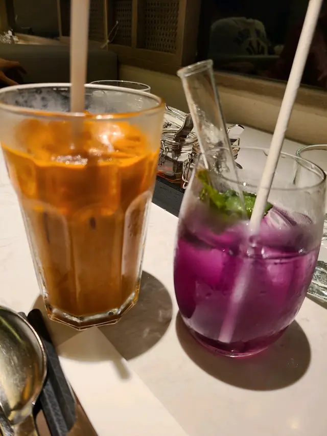 泰式奶茶真係好甜,蝶荳花飲是自行加檸檬汁,所以ok