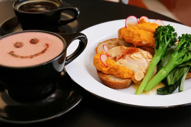 Beetroot cacao latte