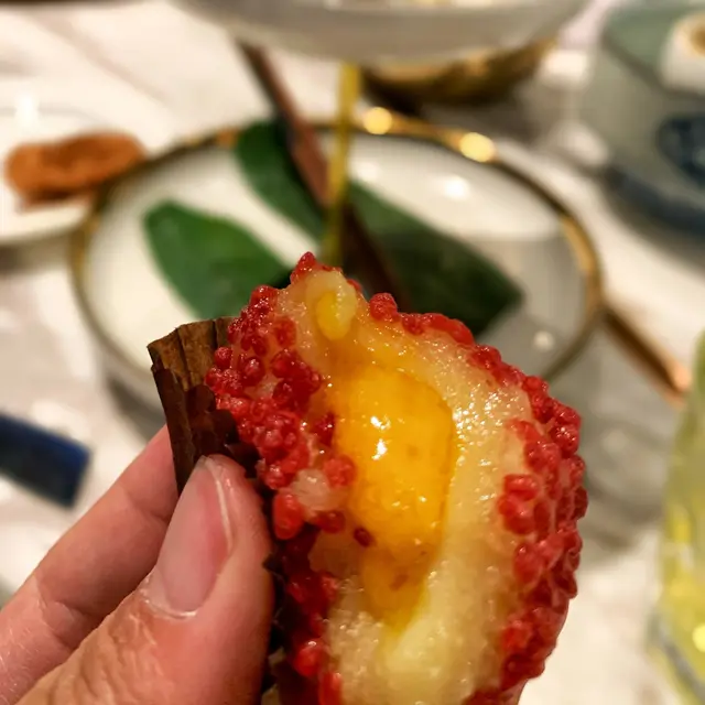 外貌似荔枝，內裏是奶黃餡料