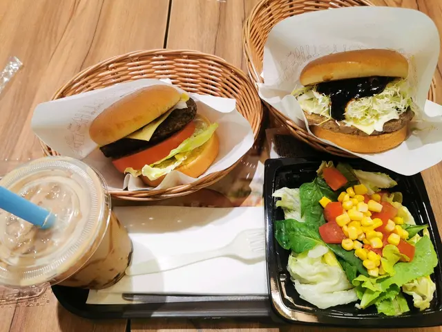 特級和牛漢堡$31、 法式和牛漢堡$30、 田園沙律套餐( 和風醬) $25、 轉飲加$9黑糖珍珠奶茶