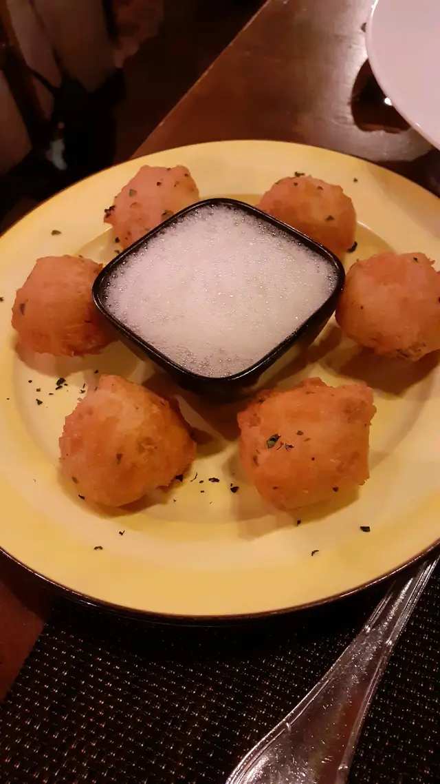 脆炸鱈魚球配蜜糖泡沫