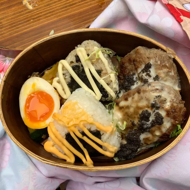 黑松和牛漢堡。盛當