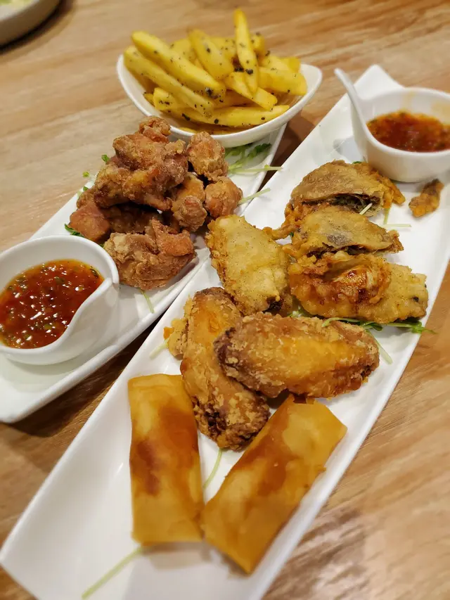 炸小食拼盤 及 美式香辣炸雞配帕馬森芝士及黑松露醬薯條