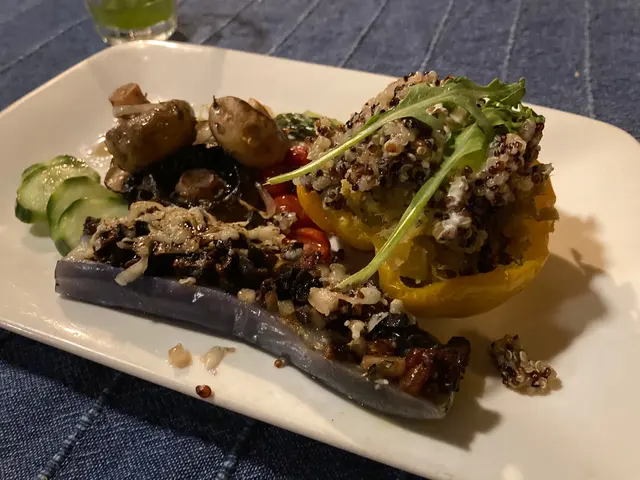 主菜 將燈籠椒當做盛盤 入面有薯仔蘋果🍎 味道清新唔會好滯 上面仲有藜麥 成舊唔難切開一齊食  茄子🍆煮軟咗之後 上面加咗啲炒咗既碎碎 食落會有啲pizza味🤣 咸咸哋 夾埋一齊ok既  旁邊會有啲炒咗既雜菇 會真系有啲咸  同青瓜一齊食先得🥒 仲會有露筍食 正正常常咁
