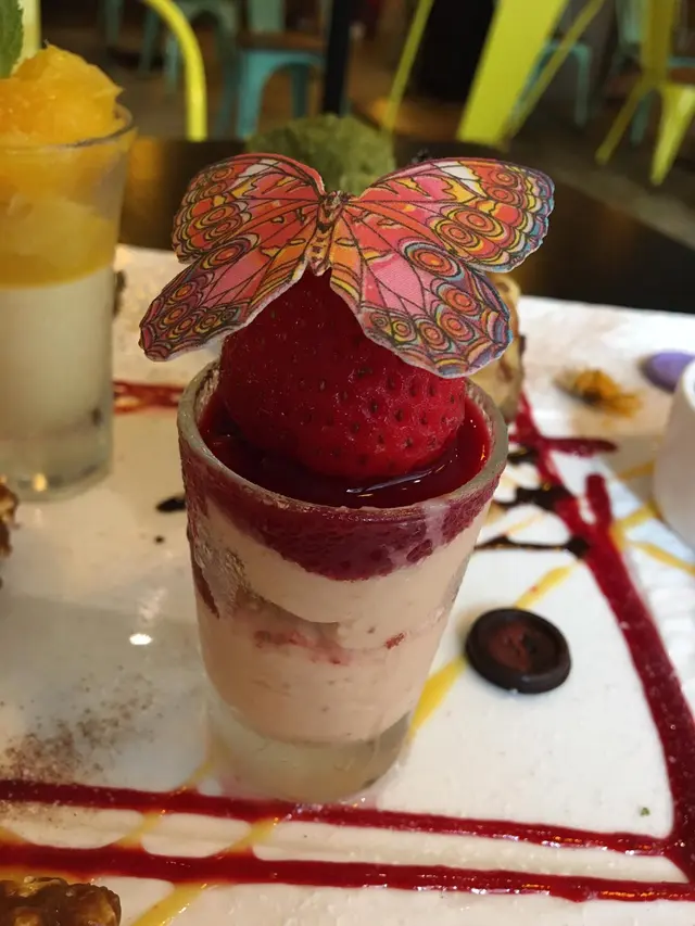 玫瑰山楂慕絲配士多啤梨汁