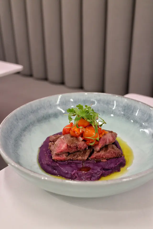 慢煮腹肉牛排配莞茜蕃茄沙沙