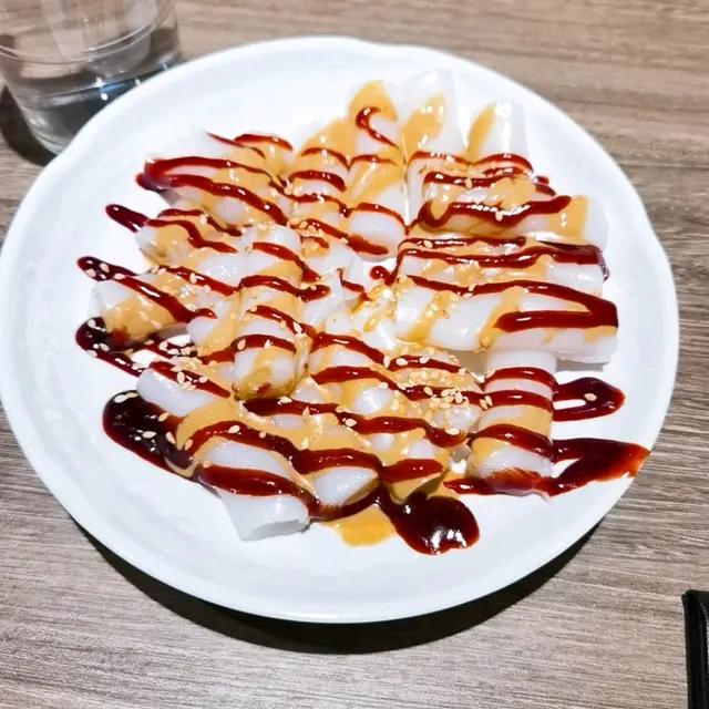 皮蛋瘦肉粥配香滑腸粉