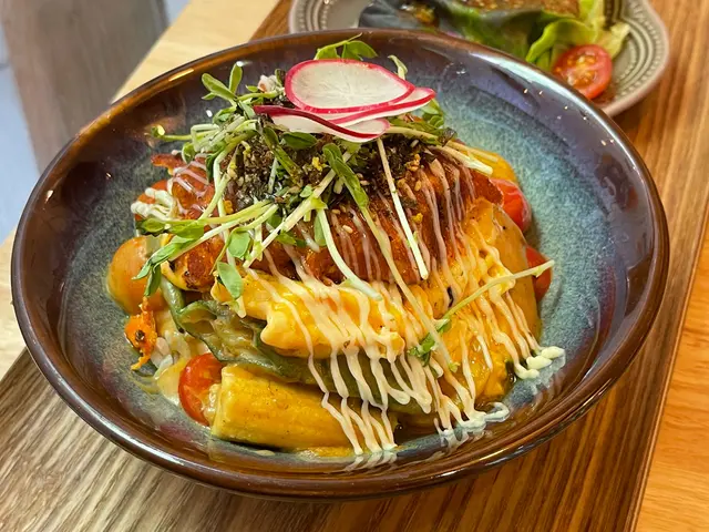 日式咖喱滑蛋雞肉漢堡扒穀米飯