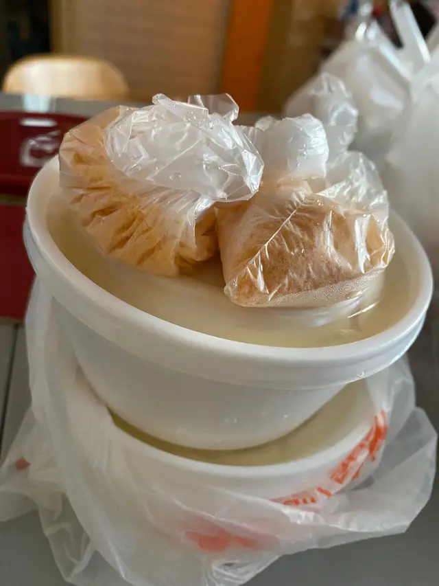 $10/2碗 豆腐花 食嘅時候已經等咗幾分鐘,都仲係熱到燙哂口😆😆😆😆 呢個要等等10分鐘攞票等嗌名😊😊