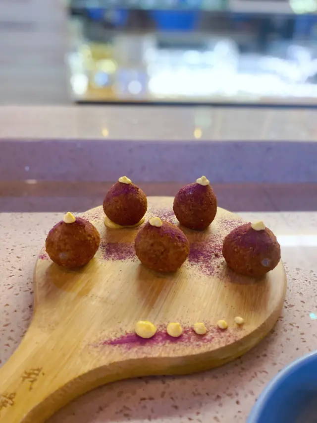 因為蛋餅都係有芋泥加鹹蛋黃,食粒食落係外脆內軟,食落會有小小好似台灣夜市食到既地瓜球