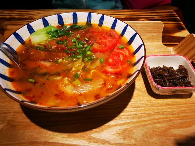 蕃茄湯底味道香濃，配菜有麻辣木耳絲