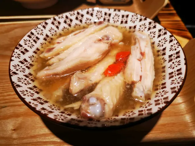 藥材及酒味香甜，預先開邊的單骨雞翼相當入味