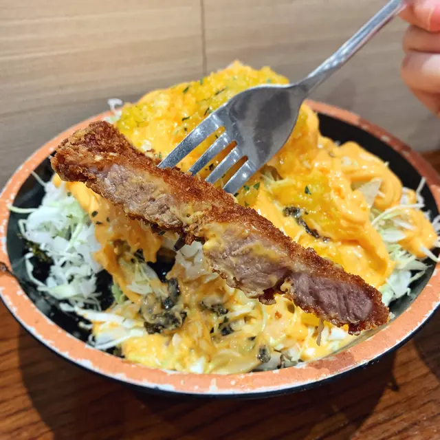 酥炸黑豚肉拌飯