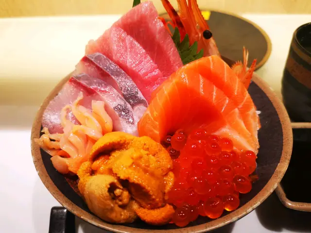 丼飯上有大量刺身