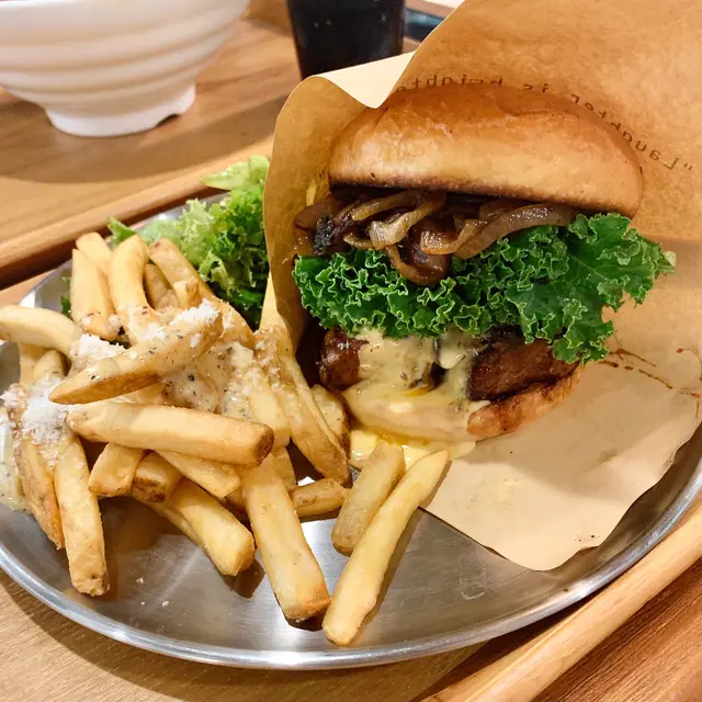 招牌72小時安格斯牛小牌漢堡(配薯條+沙律)