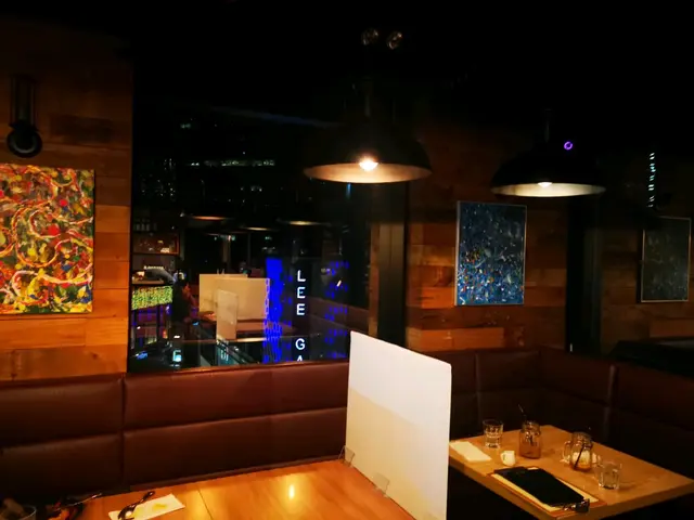 餐廳燈光較暗,播著柔和音樂