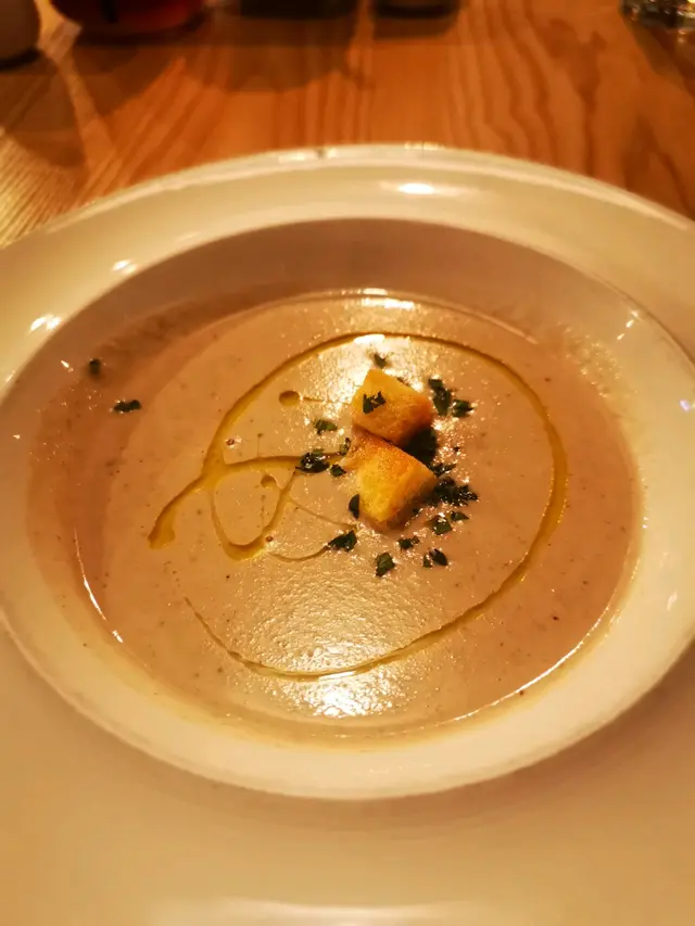 是日餐湯,非常香濃的磨菇和橄欖油味