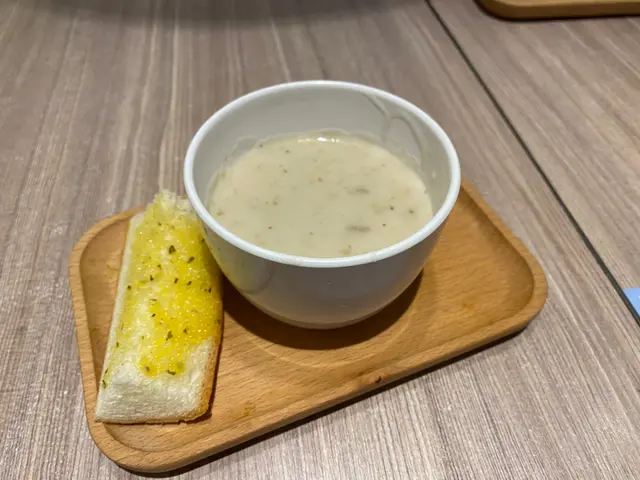 忌廉蘑菇湯配牛油法包