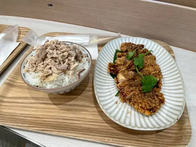 椒鹽香酥雞排配手撕雞飯