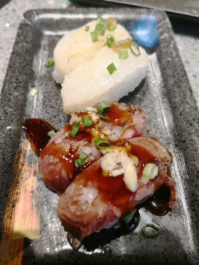 柚子胡椒左囗魚邊和汁燒牛肉壽司