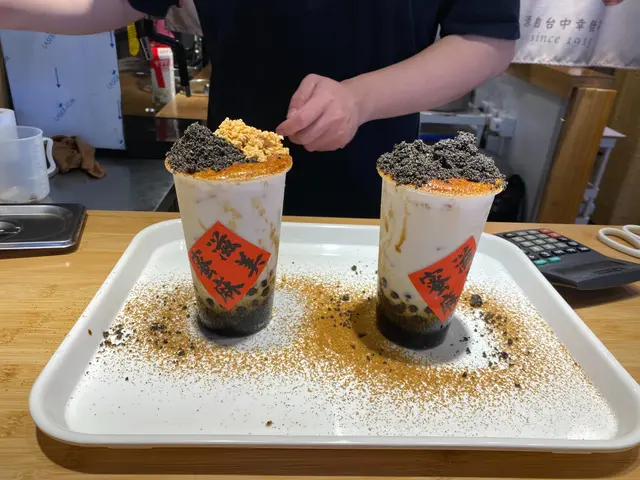 花芝黑糖珍珠鮮奶 (左) + 芝麻黑糖珍珠鮮奶(右)