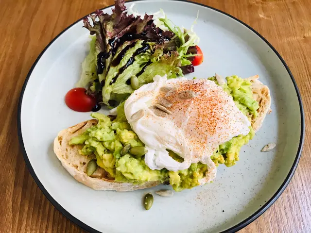 牛油果水波蛋多士