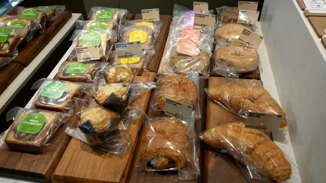 放在雪櫃出面的酥類、鬆餅、片裝蛋糕...，均以獨立包裝夠衛生