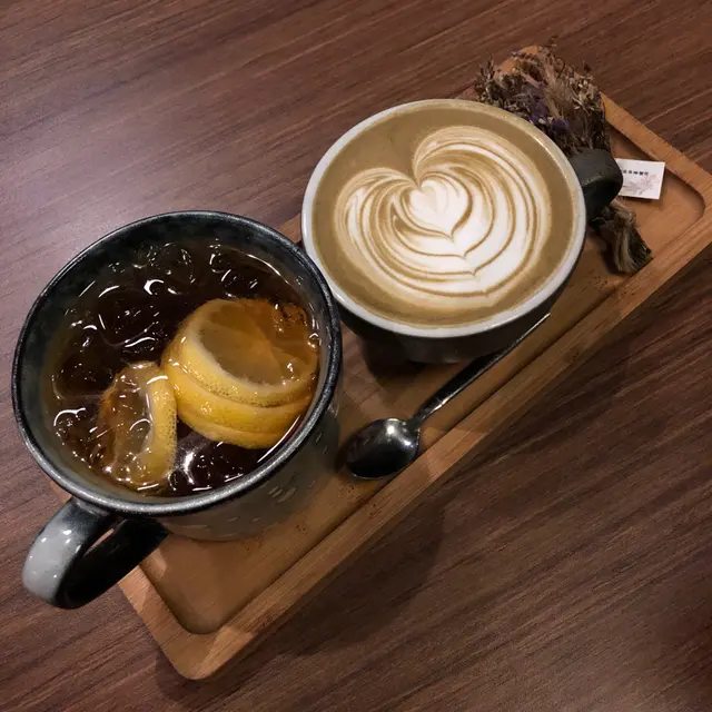 左:冰蜂蜜檸檬茶$36 右:熱鮮奶培茶$56
