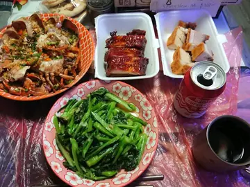 呢間燒臘好多味精， 食完好口渴第二日都好口渴燒骨落咗鬆肉粉同味精燒肉好咸