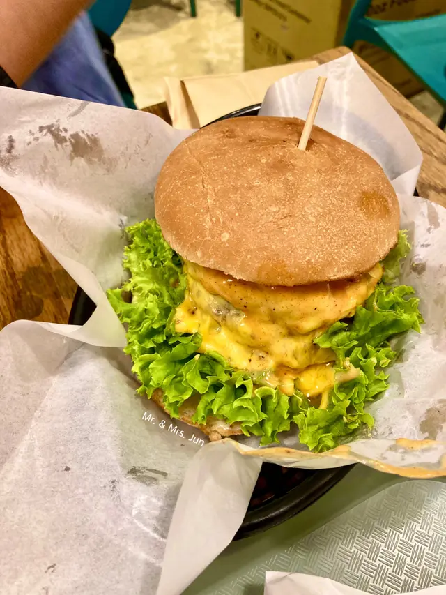 雙層芝士漢堡Double  cheese  and  beef  burger