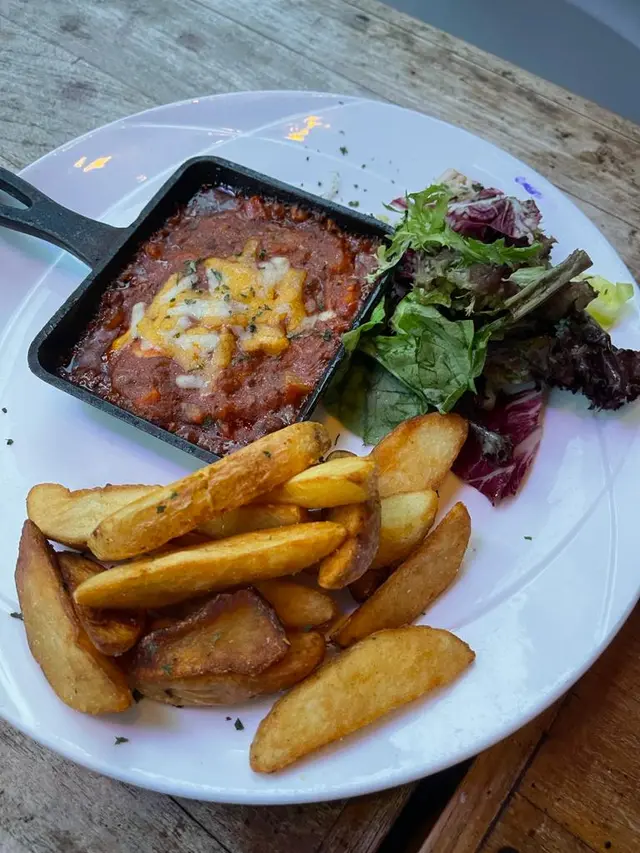 焗芝士肉醬薯角配芥末酸忌廉