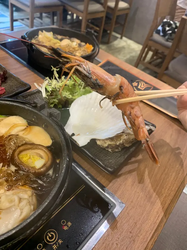 黑色的蝦，但之後有更換😒