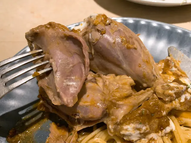 羊膝味道一啲都唔會羶，肉質炆煮得腍滑入味，柔軟多汁，配飯或意粉都適合，如果可以選配薯菜便更好！