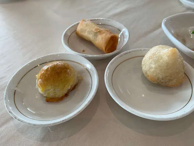 酥皮有啲乾，味道一般。鹹水角好食，入面有菜脯，口感好好