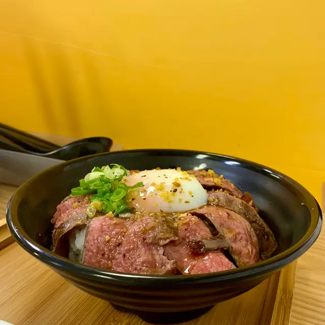 慢煮火炙牛腹扒丼