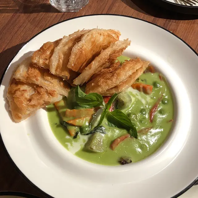 泰式青咖喱豬頸肉配香酥餅