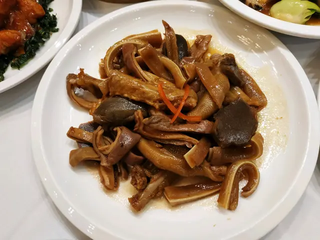 鹵水盤有腎,豬耳,豬肚,鴨脚同翼,同學話唔太入味,部份有啲硬都喺麻麻地