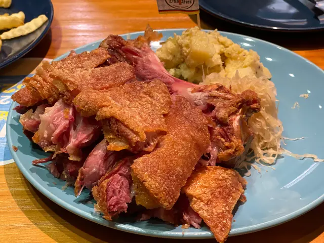 德國鹹豬手配酸菜及薯仔沙律