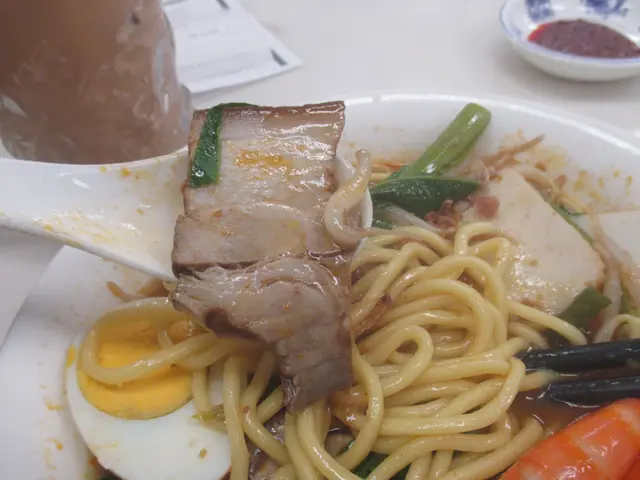 個蝦麵有腩肉、蛋及鮮蝦。個湯底好重福建口味。個麵係油麵。麵身好彈牙。入口好有口感。混入湯底就好重大馬風味。個腩肉屬上等食材。入口啖啖肉。鮮蝦好鮮甜,肉質上乘。好美味。成碗麵色香味俱全。賣相滿分。