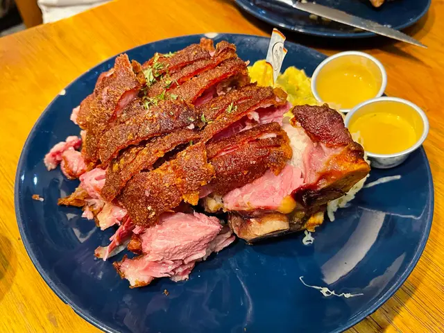 德國鹹豬手配酸菜及薯仔沙律