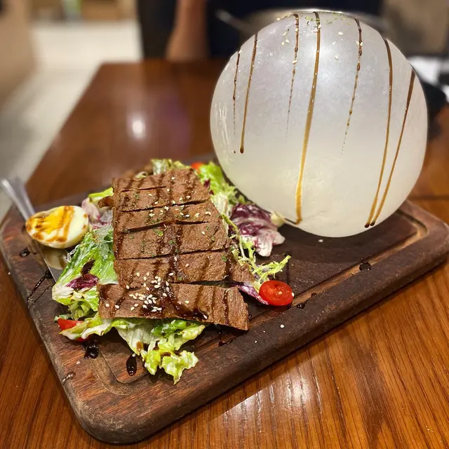 吹脹水牛芝士牛肉野菌沙律