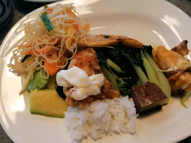 白菜仔,翠玉瓜,炸三文魚件都好味,蟲草花蒸雞個D肉好鞋麻麻地,米粉,白飯等都OK。