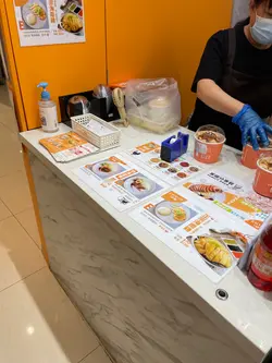 包得好辛苦，仲用手搞啲雞