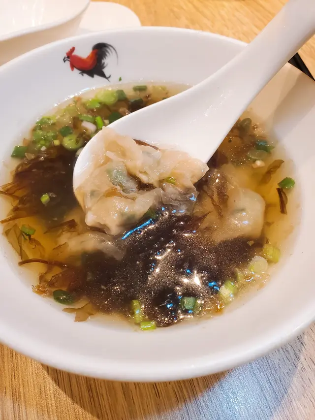 🔸有紫菜蒜蓉,湯鹹微酸, 内有幾粒類似餃子,皮晶瑩煙韌,原來是用肉打出來