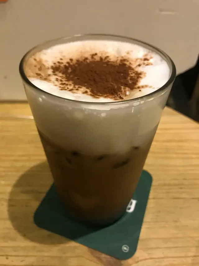 泡沫朱官力咖啡