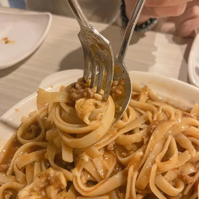 意式芝士焗肉醬闊條麵